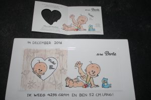 Handgeschilderd geboortekaartje op bord door KreaDiva