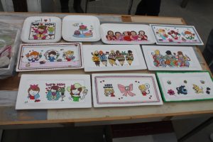 Workshop servies beschilderen als afscheid van collega