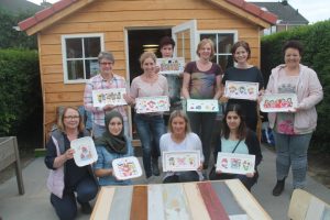 Workshop servies beschilderen als afscheid van collega