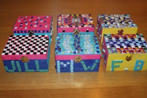 workshop mozaieken op kinderfeest