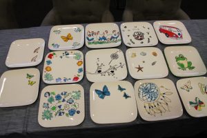 Worskhop servies beschilderen bij de Maashof in de Boekend